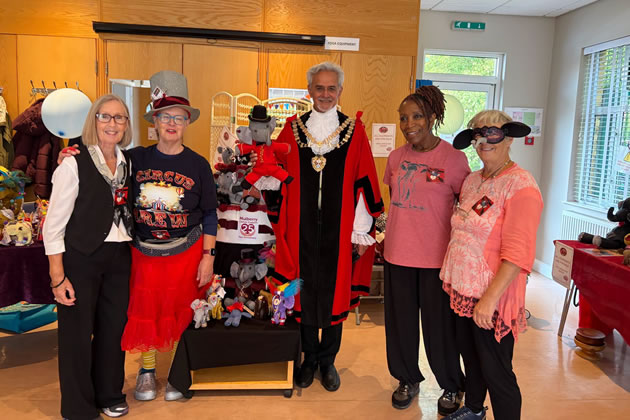 The two Mayors with staff and volunteers