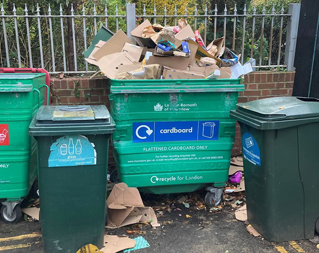 Overflowing recycling bin 