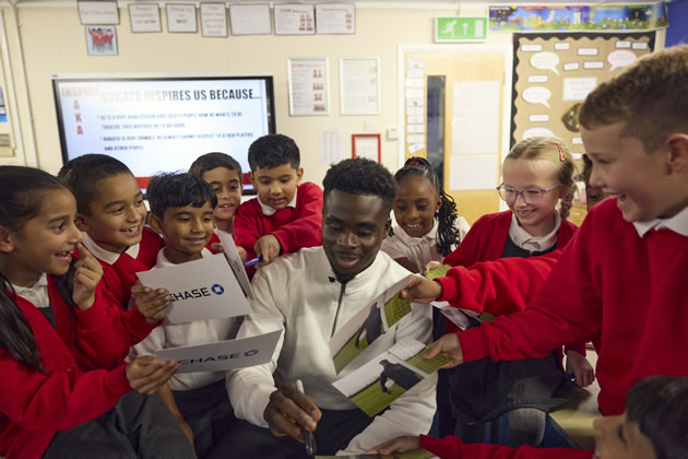 Bukayo signs autographs for the children ant Edward Betham