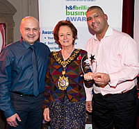 Mayor Frances Stainton presents award to owners of Maltese cafe Parparellu